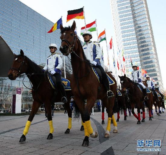 裝甲車(chē)上路 實(shí)拍首爾核安全峰會(huì)警備街頭