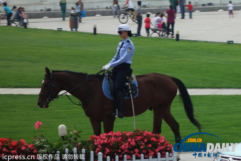 2013夏季達(dá)沃斯論壇：女騎警廣場巡邏 颯爽英姿（組圖）