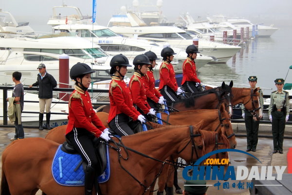 2013夏季達(dá)沃斯論壇：女騎警廣場(chǎng)巡邏 颯爽英姿（組圖）