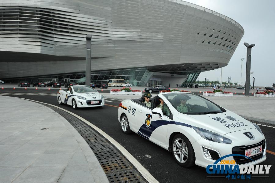 女子巡警隊(duì)駕拉風(fēng)警車巡邏 扮靚夏季達(dá)沃斯（圖）