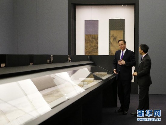 卡梅倫訪華前參觀中國(guó)畫(huà)展 期待吃火鍋?zhàn)哞F