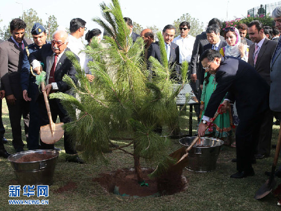 李克強(qiáng)同巴基斯坦總理霍索共同種植中巴友誼樹