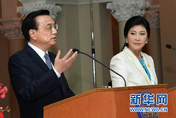 李克強與英拉共同會見記者時強調(diào) 傳承中泰友誼 推進務(wù)實合作