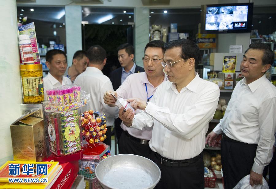 李克強夜訪湖畔小商店