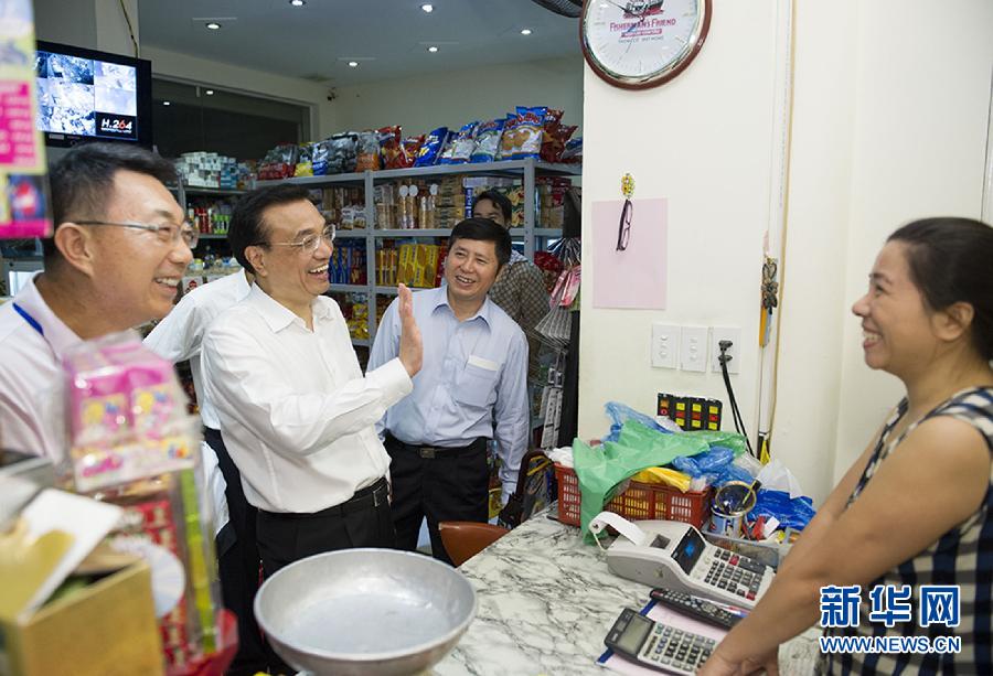 李克強(qiáng)夜訪湖畔小商店
