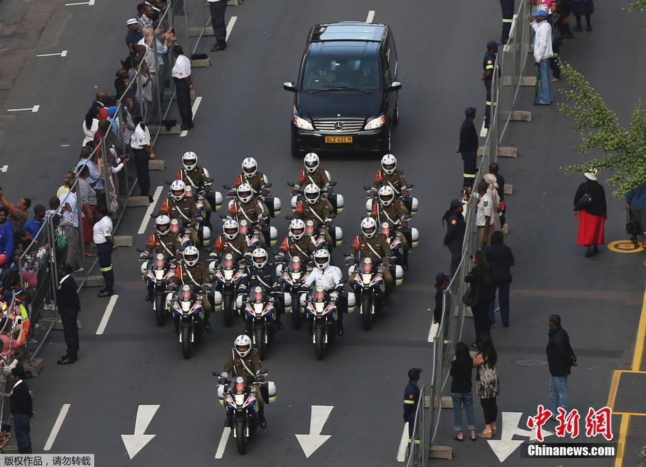 曼德拉遺體轉(zhuǎn)運(yùn)至聯(lián)合大廈 沿長(zhǎng)街接受瞻仰