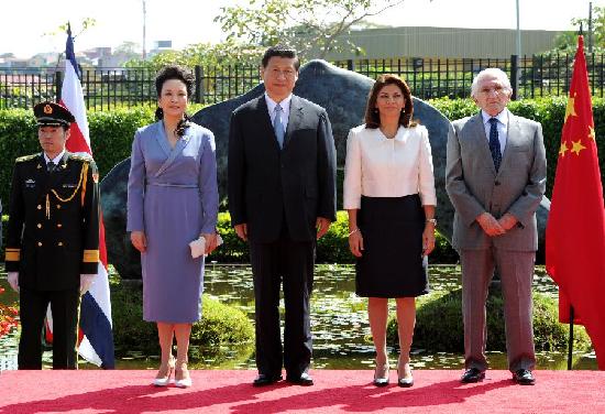 彭麗媛在出訪期間穿過哪五套衣服？