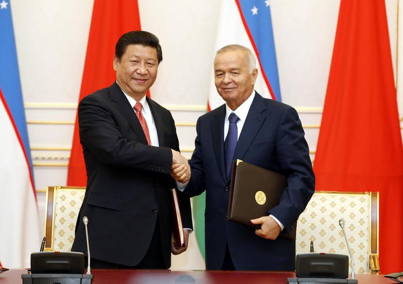 習(xí)近平同烏茲別克斯坦總統(tǒng)卡里莫夫共同簽署有關(guān)文件