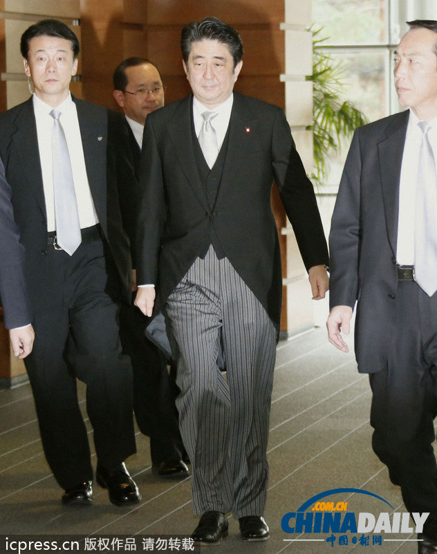 安倍晉三在神職人員引領(lǐng)下參拜靖國(guó)神社
