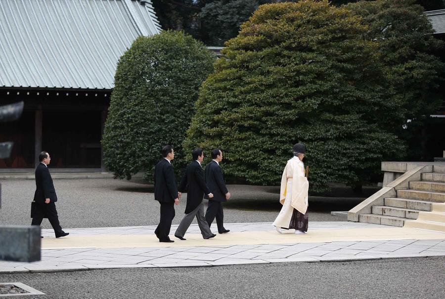安倍晉三在神職人員引領(lǐng)下參拜靖國(guó)神社