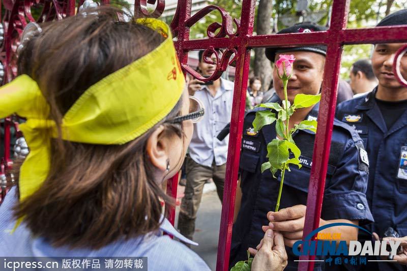 英拉稱(chēng)不會(huì)武力驅(qū)散示威 警民和諧相處互贈(zèng)花朵