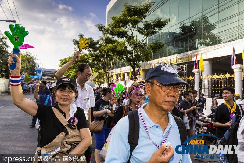 英拉稱不會(huì)武力驅(qū)散示威 警民和諧相處互贈(zèng)花朵