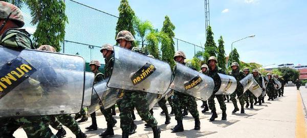 泰國軍方戒嚴后首次斡旋 實拍會談現(xiàn)場（高清）