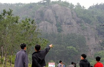 [盧武鉉組稿-事件]前總統(tǒng)盧武鉉跳崖身亡 韓國社會(huì)大地震
