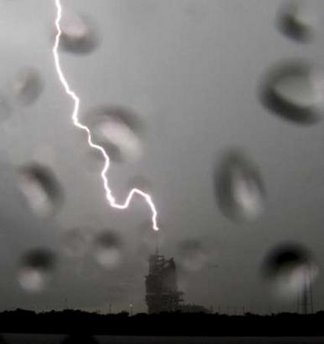 奮進(jìn)號航天飛機(jī)因發(fā)射臺被閃電擊中推遲發(fā)射