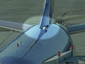 美波音737客機飛行中出現(xiàn)破洞緊急著陸 可從洞中看天空