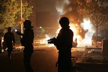 法國(guó)青年躲避警車(chē)身亡引發(fā)巴黎郊區(qū)騷亂 車(chē)輛遭焚燒