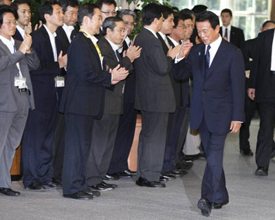 鳩山由紀(jì)夫當(dāng)選日本首相 夫人喜極而泣