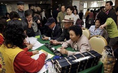 韓國(guó)離散家屬赴朝見親人 半世紀(jì)多相思得償激動(dòng)萬分