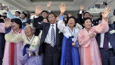 圖：首批朝韓家屬會面結(jié)束 揮淚告別至親