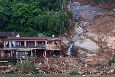 巴西里約暴雨引發(fā)泥石流逾40人喪生(圖)