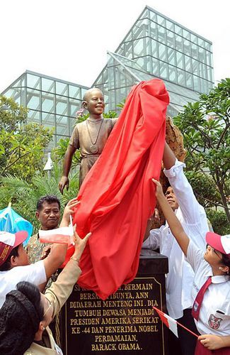 中央公園奧巴馬銅像遭民眾抗議 印尼政府被迫讓其搬家