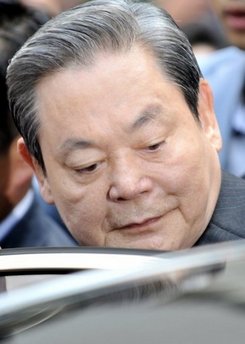 國(guó)際奧委會(huì)主席羅格力挺三星前會(huì)長(zhǎng)李健熙