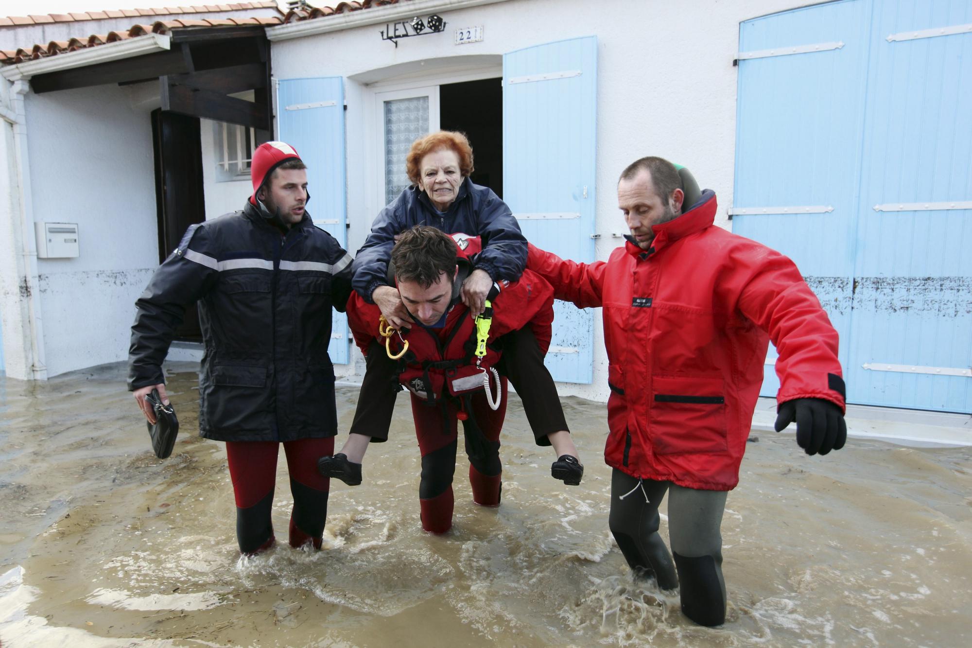 狂風(fēng)暴雨狂襲歐洲50人死亡 法國進(jìn)入“災(zāi)難狀態(tài)”