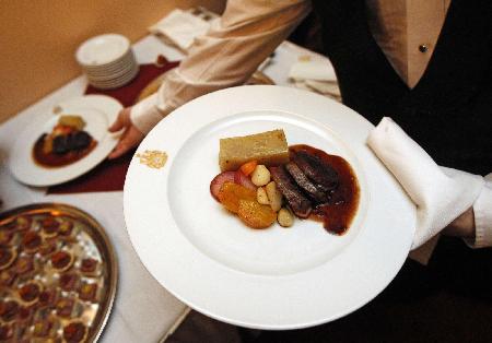加拿大議會(huì)擺海豹宴 高官重臣吃給歐盟看！