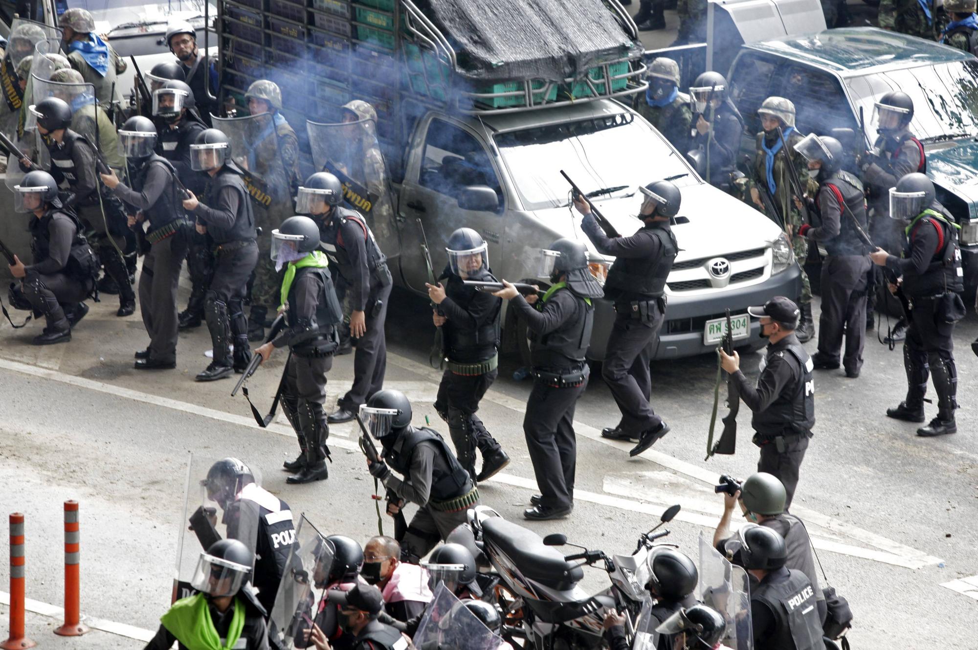 泰軍警與示威者沖突致1死18傷 政府或?qū)⒉扇「鼜?qiáng)硬措施