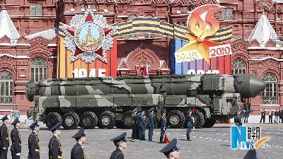 俄羅斯舉行紀念衛(wèi)國戰(zhàn)爭勝利65周年閱兵式