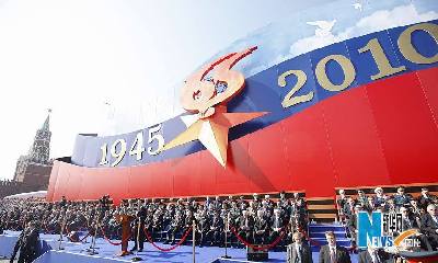 俄羅斯舉行紀(jì)念衛(wèi)國戰(zhàn)爭勝利65周年閱兵式