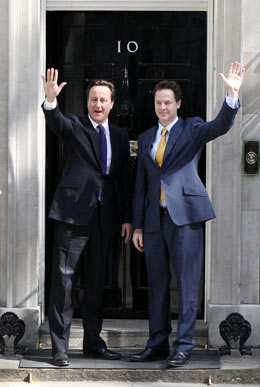 英國(guó)新首相卡梅倫與副首相克萊格：從對(duì)手到盟友