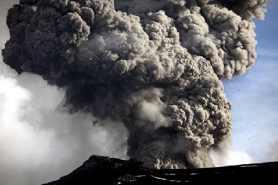 英國希斯羅機(jī)場關(guān)閉 冰島火山或影響歐洲數(shù)十年