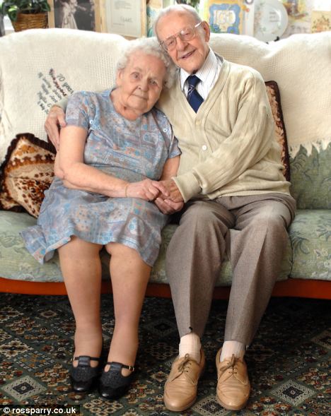 英婚齡最長夫婦牽手77年恩愛如初 年齡之和208歲
