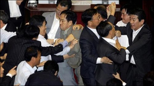 歷數(shù)各國(guó)議會(huì)的“武斗大戲”[組圖]