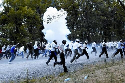 吉爾吉斯軍方開火驅(qū)散千名示威者 抓捕抗議行動領(lǐng)袖