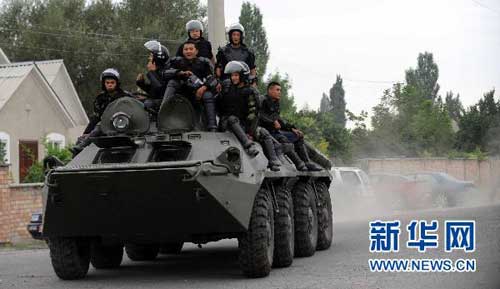 吉爾吉斯斯坦首都數(shù)千人集會譴責(zé)臨時政府