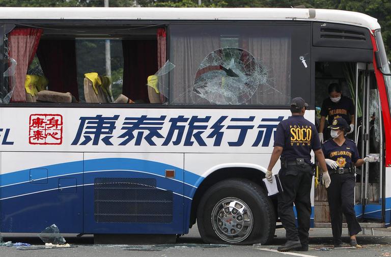 高清組圖：菲律賓警方開始勘察犯罪現(xiàn)場