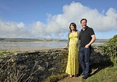 英首相卡梅倫喜獲“千金” 預(yù)定計(jì)劃或被打亂