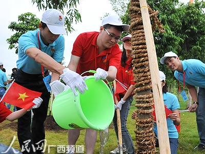 中越青年聯(lián)歡大會在廣西南寧舉行 胡錦濤和農(nóng)德孟致電祝賀