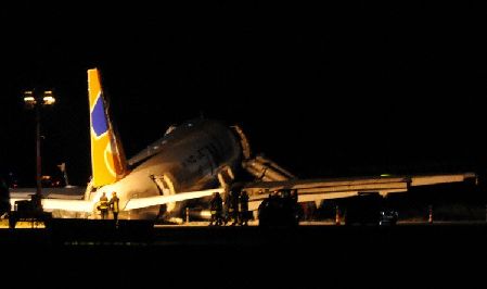 意客機暴雨中降落突遇風(fēng)切變 沖出跑道約30人受傷