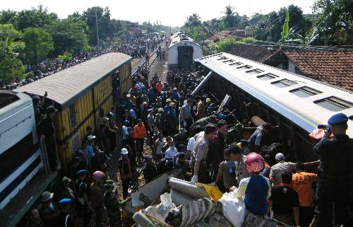 印尼發(fā)生兩起火車相撞事故 37人死亡數(shù)十人受傷