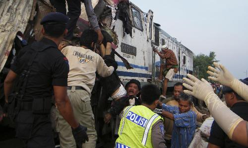 印尼發(fā)生兩起火車(chē)相撞事故 37人死亡數(shù)十人受傷