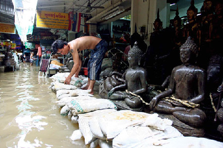 泰國(guó)洪水逼近曼谷市中心 59人死亡320萬(wàn)民眾受災(zāi)