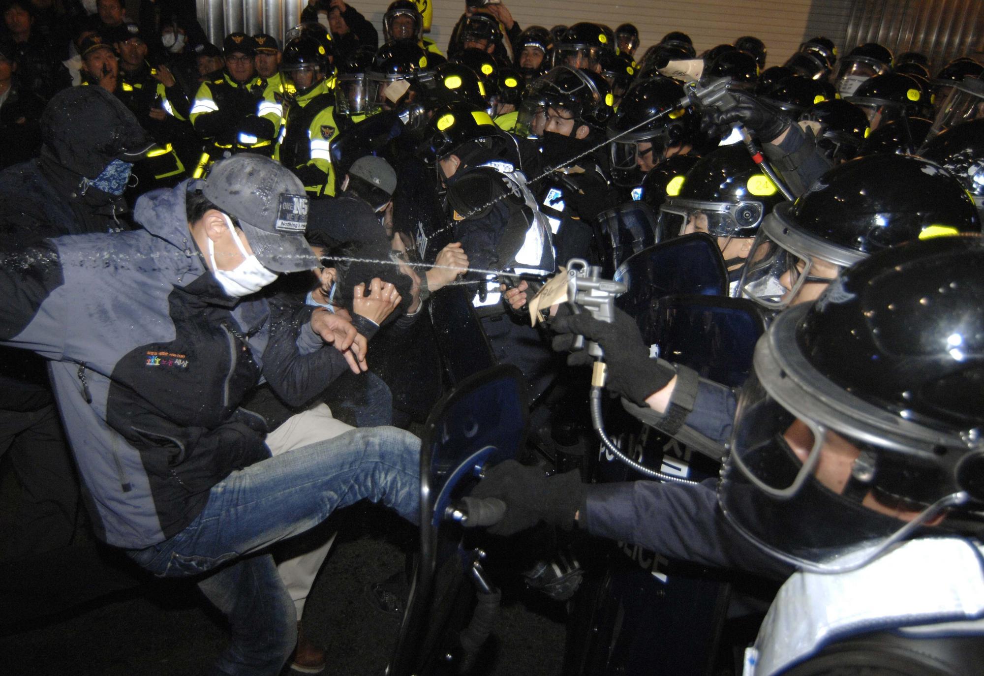 韓國數(shù)萬人游行反對G20峰會 一名恐怖嫌疑人被捕