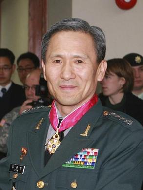 李明博提名金寬鎮(zhèn)擔(dān)任新防長(zhǎng) 朝譴責(zé)美韓把半島推向“戰(zhàn)爭(zhēng)邊緣”