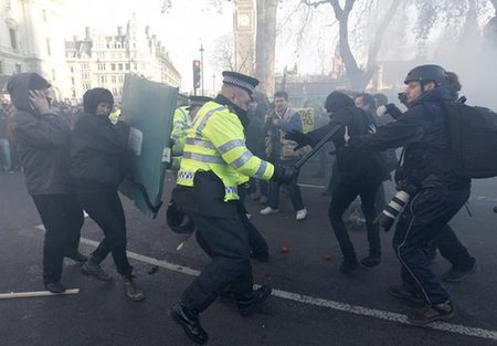 英國約2萬人包圍國會抗議學(xué)費上漲條款