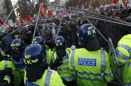 英國約2萬人包圍國會抗議學(xué)費上漲條款
