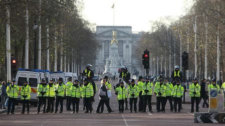 英國(guó)約2萬(wàn)人包圍國(guó)會(huì)抗議學(xué)費(fèi)上漲條款